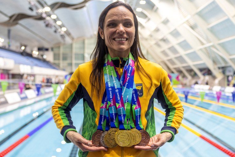 Carol Santiago com as oito medalhas conquistadas em Manchester: a melhor da competição. Foto: Ale Cabral / CPB