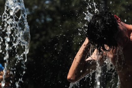 Onda de calor: o que você deve (e o que não deve) beber e comer em dias de alta temperatura?