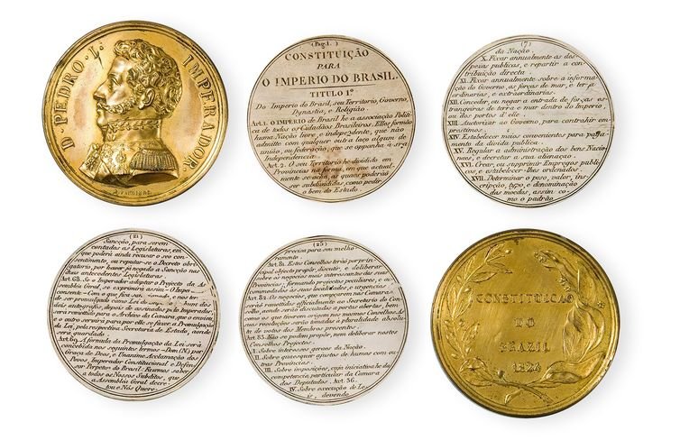 Fundação completa 50 anos com mostras dedicadas aos 500 anos de Camões e 200 anos da primeira Constituição brasileira. Medalha-estojo da Constituição Imperial outorgada por d. Pedro em 1824. Foto: Fundação Maria Luisa e Oscar Americano