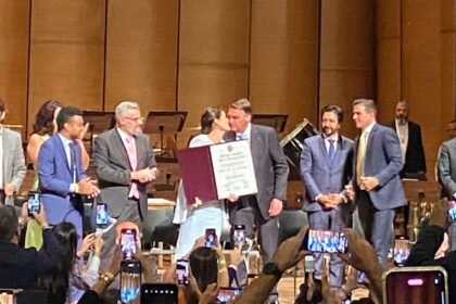 Ao lado de Jair Bolsonaro, Michelle recebe homenagem no Theatro Municipal — Foto: Cristiane Agostine/Valor