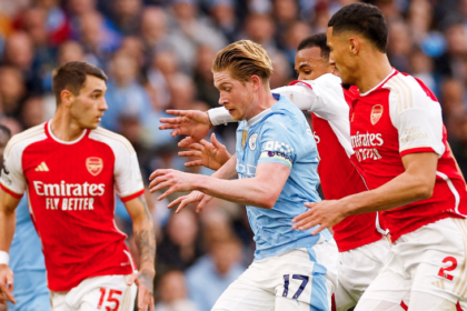 Manchester City e Arsenal empatam, e Liverpool se isola na liderança da Premier League