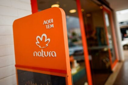 Natura vê melhores margens na Avon International enquanto estuda cisão