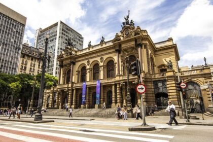 Vereador afirma que não foi notificado e mantém homenagem a Michelle no Theatro Municipal