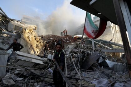 Equipes de resgate trabalham em prédio destruído por um bombardeio em Damasco, na Síria, nesta segunda-feira, 1º de abril de 2024 — Foto: AP Photo/Omar Sanadiki