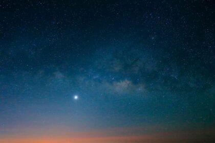 Estrela do Norte no céu durante crepúsculo