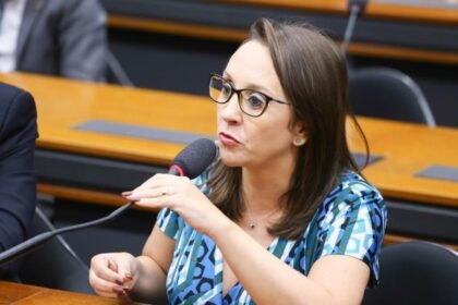 Deputada Renata Abreu (Podemos-SP) é relatora do projeto de lei que restringe o Programa Emergencial de Retomada do Setor de Eventos (Perse) — Foto: Vinicius Loures/Câmara dos Deputados