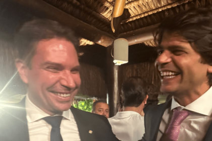 Os deputados Alexandre Ramagem e Pedro Paulo na festa de Marcos Pereira