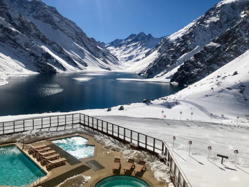 Piscinas aquecidas do resort ficam no meio da neve. Não deixe de levar roupa de banho!