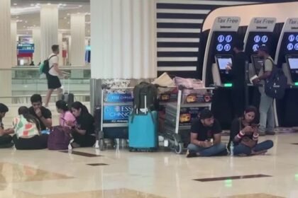 Passageiros presos no aeroporto de Dubai enquanto voos são cancelados por causa das fortes chuvas que atingem os Emirados Árabes Unidos, em 17 de abril de 2024