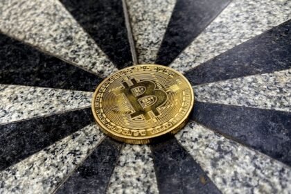 Bitcoin tem leve alta, mas caminha para encerrar a pior semana do ano