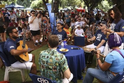 Brasília comemora 64 anos com roda de choro na rua