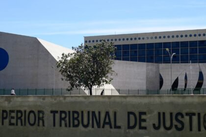 CNJ suspende norma que proíbe uso de cropped no STJ