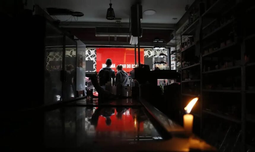 Estabelecimento comercial do centro de São Paulo sem luz, por causa de apagão na rede elétrica da Enel — Foto: Paulo Pinto/Agência Brasil