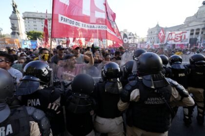 Manifestantes contrários ao projeto de reformas do presidente argentino, Javier Milei, denominado