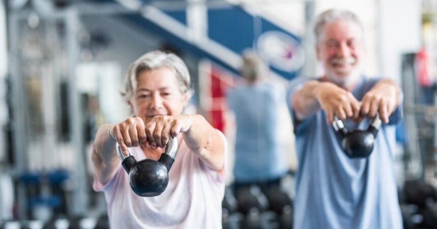 Musculação intensa ajuda a preservar força em idosos - mesmo anos após interrupção do exercício