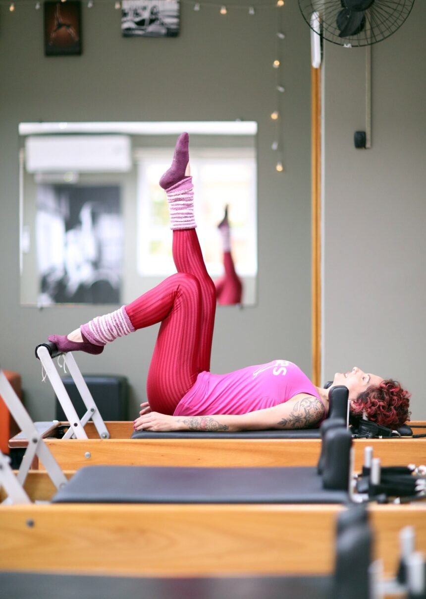 03/07/2023 - BENEFICIOS DO PILATES/ CIDADES -  Benefícios do pilates para quem tem dor nas costas. Instrutora de pilates, Patricia Bueno.     FOTO:WERTHER SANTANA/ESTADÃO CONTEÚDO