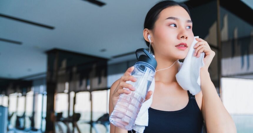 Quais os efeitos para a pele de treinar com maquiagem? Estudo responde