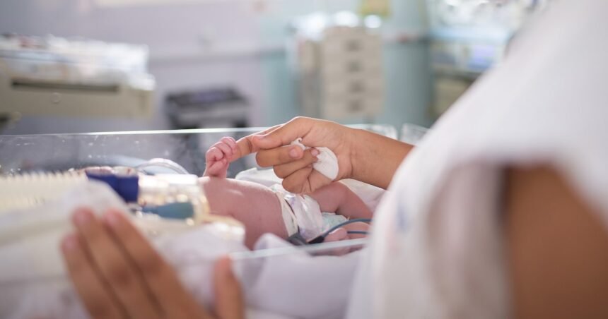 Brasil tem carência de 1,5 mil leitos de UTI neonatal para atender recém-nascidos, diz estudo